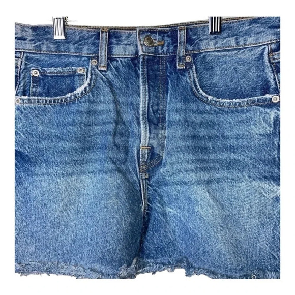 1066. Zara DENIM JEAN SHORTS FACTORY FRAYED‎ HEMS SIZE 4 MEDIUM WASH IN COLOR - Picture 2 of 6